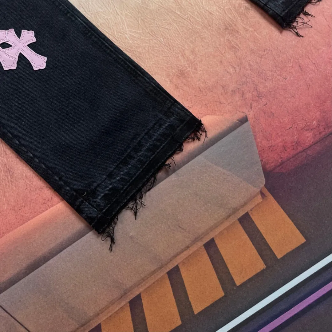 🅿️236 🔘Style No.-KL151 🔘Cro Heart𝐂𝐡𝐫𝐨𝐦𝐞 𝐇𝐞𝐚𝐫𝐭 Classic CH Cross Patch Leather Jeans [Black Pink] The top-notch heavy-duty washing water gives the denim a natural aged texture, making it softer and softer to the touch, and every fold is a filter of age. The calfskin cross is fully laser-cut, with neat lines like works of art, and high-grade matte edges. The distressed silver hardware has its own retro buff, and the buttons and zippers tell a story the more they are used. The straight silhouette is perfect for concealing your body, and the hips become wider and the legs become thicker in seconds. Pair it with short boots to make you look taller, or wear it with dad shoes for a lazy look. You can wear it casually with a white T-shirt and it will make you shine. From the leather to the wiring, everything is top-notch, and you can tell the texture at the first touch - it's not in the same dimension as the currency at all!  Size: S M L XL (28.30.32.34) Color: black with black, black with white, black with pink